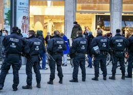 Demo Symbolbild Polizeikette