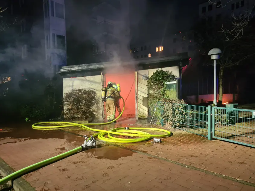 Feuerwehr verhindert Übergreifen der Flammen