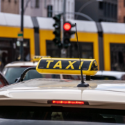 Taxifahrer vereitelt Geldübergabe an falsche Polizeibeamte – Taxischild