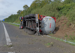Verkehrsunfall mit umgestürztem LKW auf der A2