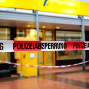 Unbekannte sprengen Geldautomaten