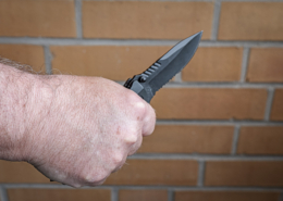 Mann bedroht Passanten mit Messer am Raschplatz Messerangriff Symbolbild