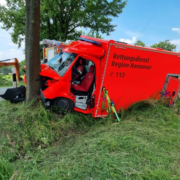 RTW kollidiert mit Baum