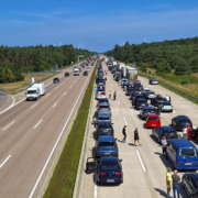 Schwerer Verkehrsunfall auf der A7: Vier Schwerverletzte und lange Sperrung