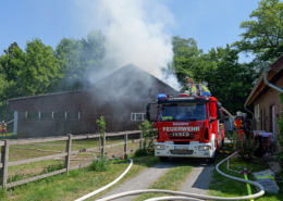 Feuer in Scheune: Großeinsatz in Isernhagen H.B. Drehleitereinsatz Feuewehr Altwarmbüchen