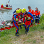 Verletzte werden aus einem Rettungsboot geholt. ©
