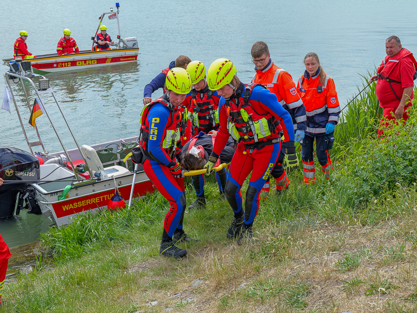Verletzte werden aus einem Rettungsboot geholt. ©