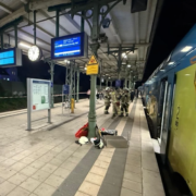 Eingeklemmt im Zug: Feuerwehr rettet Fahrgast am Bahnhof Lehrte Eingeklemmt