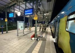Eingeklemmt im Zug: Feuerwehr rettet Fahrgast am Bahnhof Lehrte Eingeklemmt