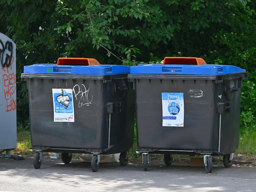 Blaue Tonne ersetzt Papiersäcke in Hannover ab August Blaue Altpapiercontainer
