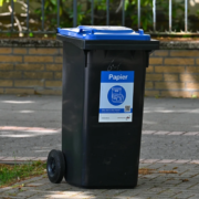 Blaue Altpapiertonne