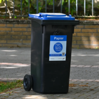 Blaue Altpapiertonne