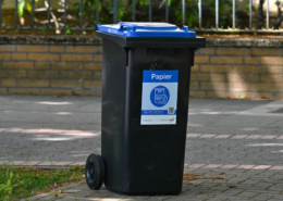 Blaue Tonne ersetzt Papiersäcke in Hannover ab August Blaue Altpapiertonne