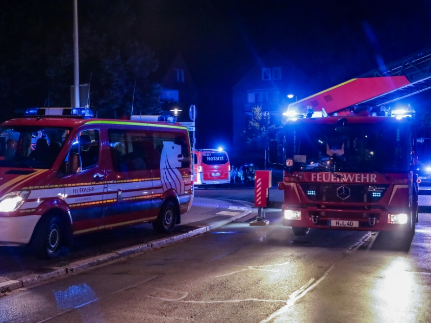 Feuerwehr rettet 26 Menschen aus brennendem Wohnhaus Drehleiter im Einsatz
