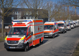 Einheitliche Infos für Einsatzkräfte bei Klinik-Notfällen Anfahrt vieler Rettungsfahrzeuge