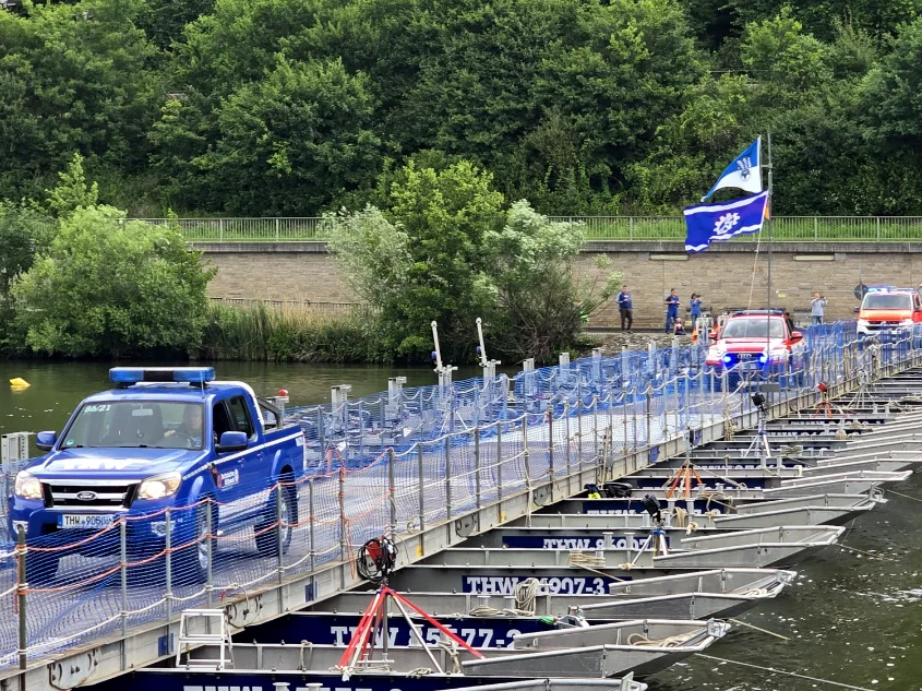 Pontonbrücke THW