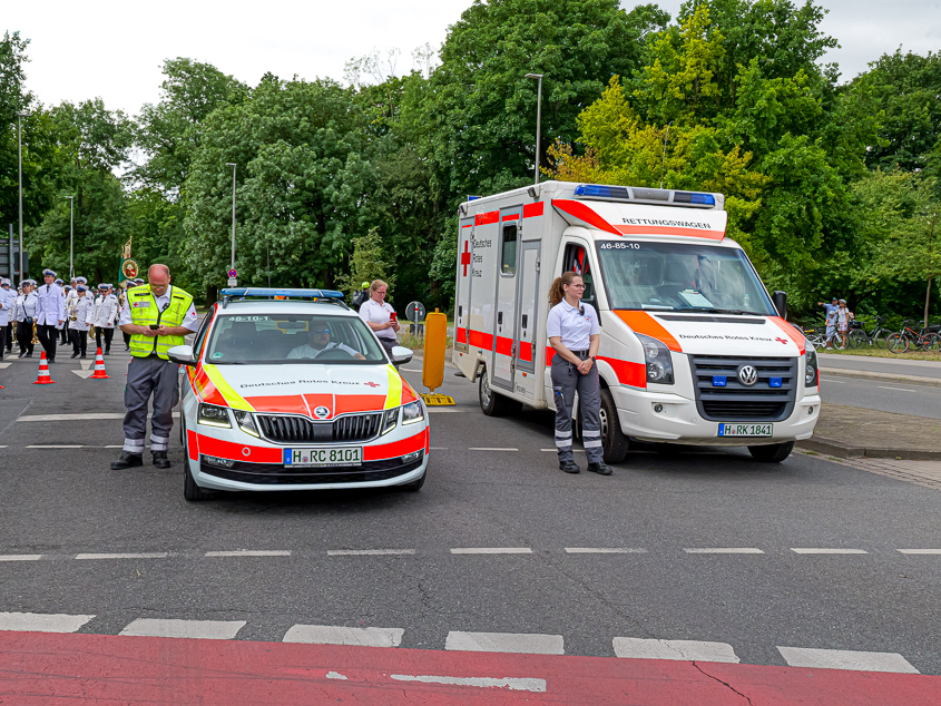 Schützenfest Hannover endet mit 800.000 Besucher*innen Rettungswagen beim Ausmarsch
