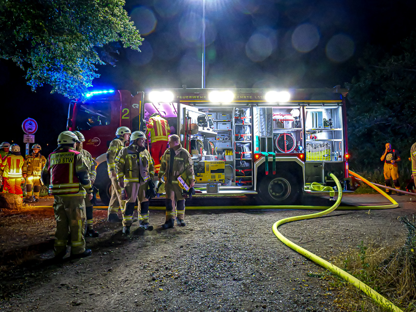 Nächtlicher Großbrand in Lehrte: Kleingartenanlage in Flammen