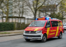 Brand in Hotel an der Expo Plaza durch Sprinkler gestoppt Feuerwehr auf Einsatzfahrt