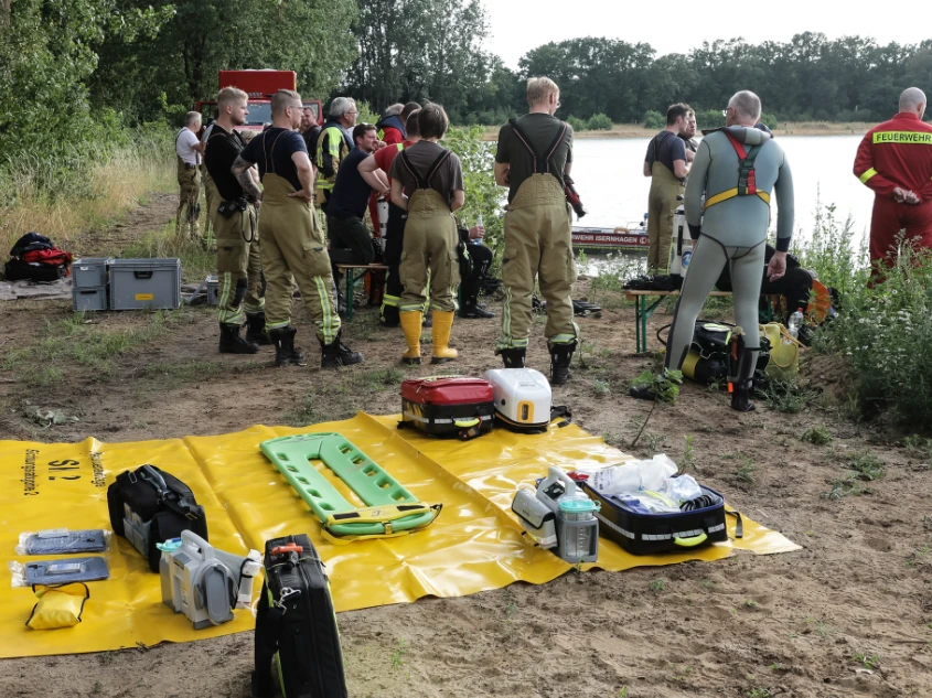 Großeinsatz am Wietzesee nach möglichem Badeunfall Rettungsgerätschaften