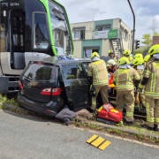 Stadtbahn kollidiert mit Pkw: Fünf Verletzte in Laatzen Technische Rettung