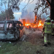 Feuer zerstört Laube und Fahrzeug nahe Naturfreundehaus Laubenbrand