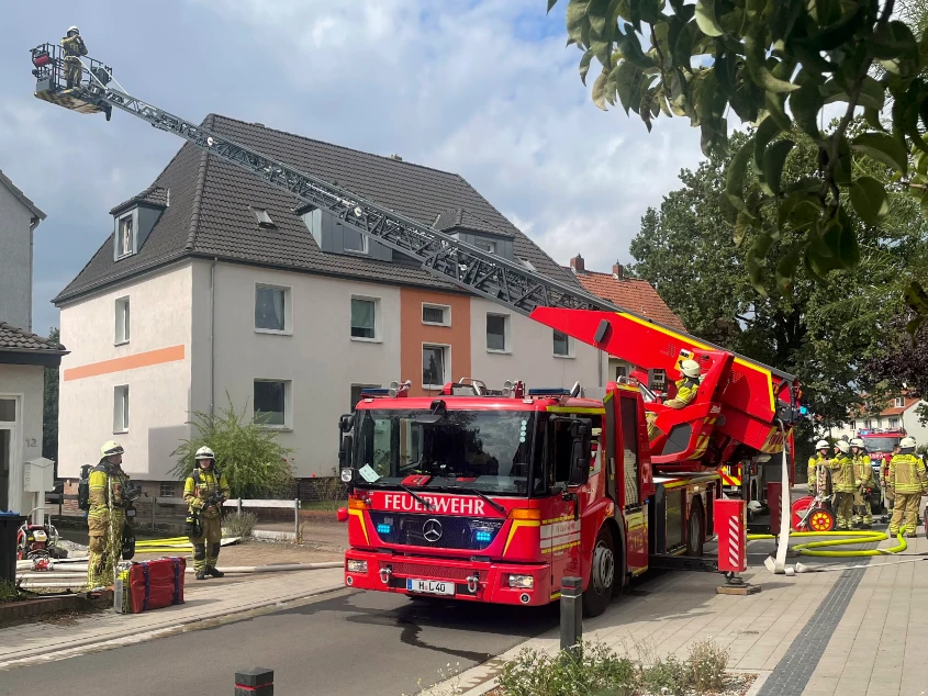 Dachstuhlbrand mit Drehleiter