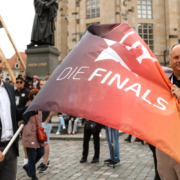 Finals Flaggenübergabe
