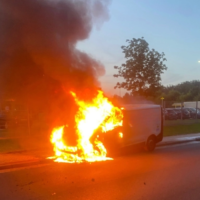 Brennender Pakettransporter in Lehrte gelöscht Pakettransporter brennt