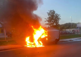 Brennender Pakettransporter in Lehrte gelöscht Pakettransporter brennt