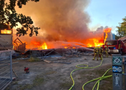 Großbrand in Misburg-Nord: Turnhalle brennt aus Die Turnhalle brennt in voller Ausdehnung