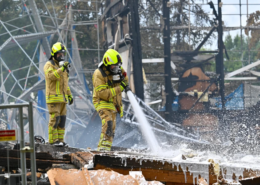 Großbrand an Grundschule Mühlenweg gelöscht Nachlöscharbeiten Turnhallenbrand