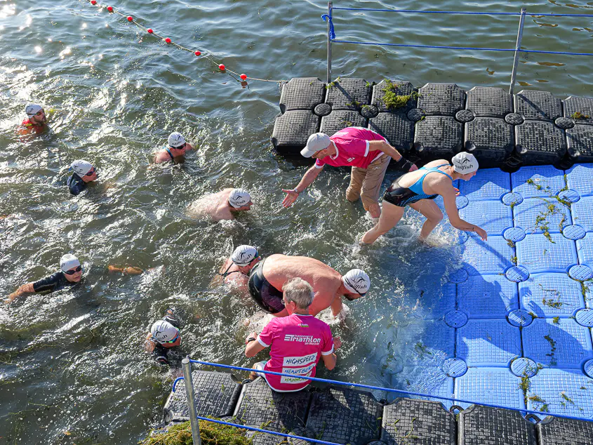 Rekordstimmung beim Hannover Triathlon 2025 Hilfsstellung Schwimmstrecke Triathlon Hannover 2025