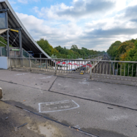 Auto-Unfall legt Bahnverkehr in Hannover lahm Durchschlagenes Brückengeländer