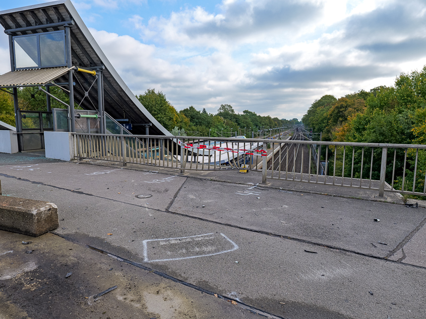 Durchschlagenes Brückengeländer