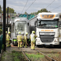 LKW gegen Stadtbahn