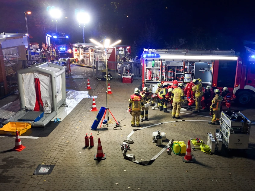 Gefahrguteinheiten trainieren gemeinsamen Ernstfall Gefahrgutübung der Feuerwehr