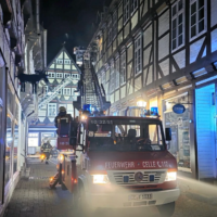 Nächtlicher Brand in Celles Altstadt – sieben Personen betroffen Drehleiter der Feuerwehr Celle speziell für die Altstadt