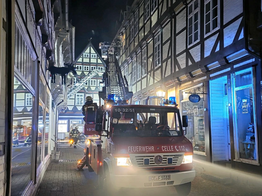 Nächtlicher Brand in Celles Altstadt – sieben Personen betroffen Drehleiter der Feuerwehr Celle speziell für die Altstadt