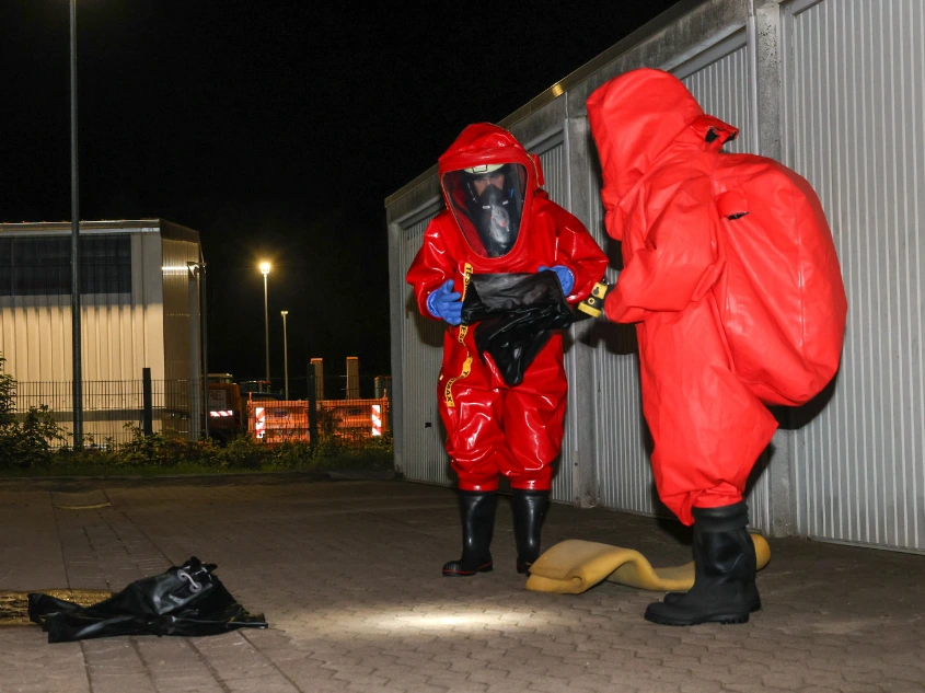Gefahrguteinheiten trainieren gemeinsamen Ernstfall Chemieschutzanzug