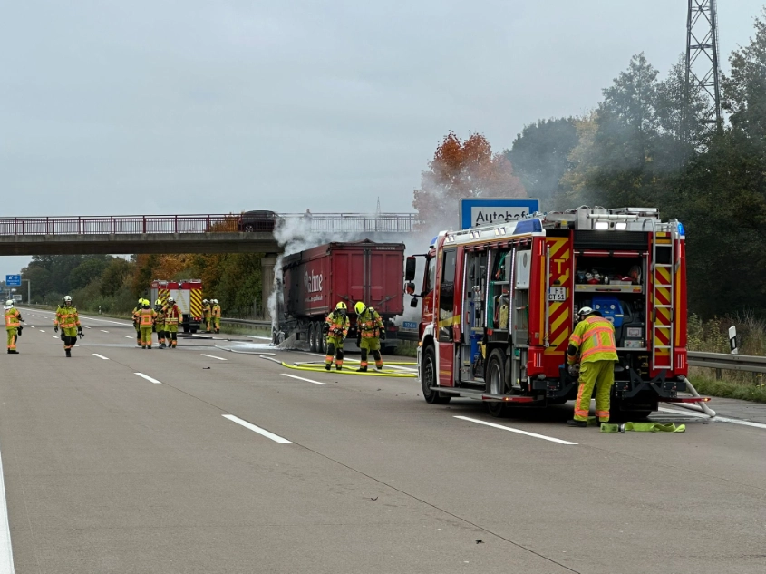Laster in Flammen: A7 bei Mellendorf stundenlang dicht Brennender LKW