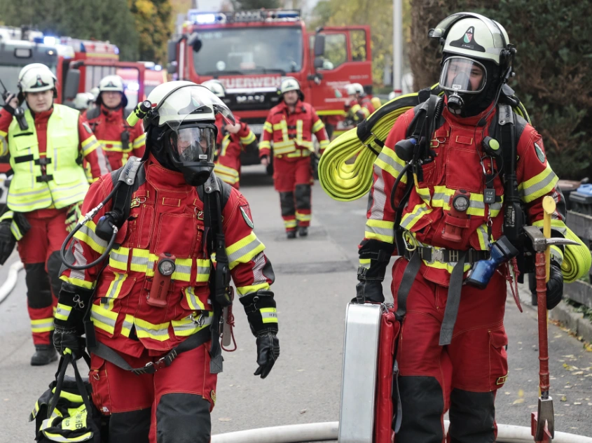 Feuerwehr löscht Sauna-Brand im Keller eines Wohnhauses Feuerwehrkräfte aus Isernhagen im Einsatz