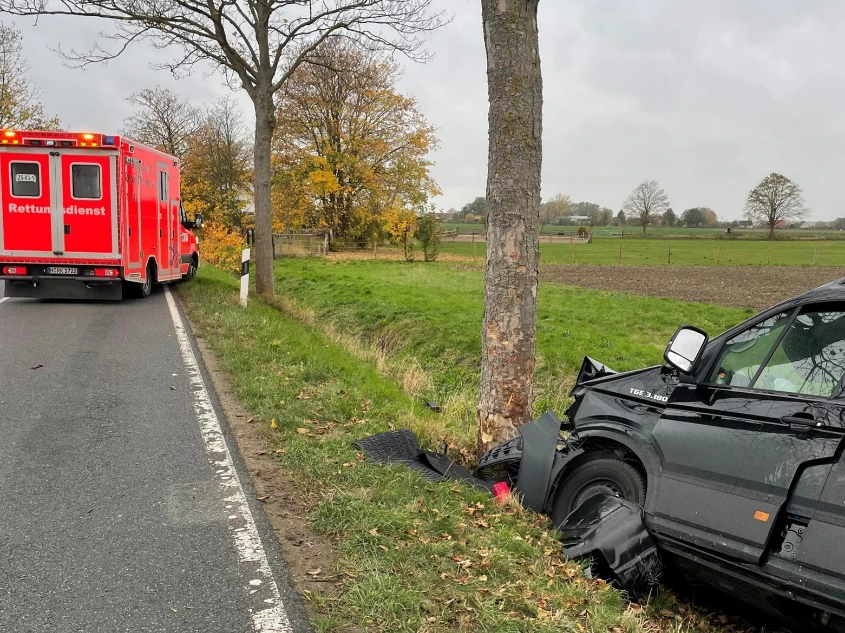 Transporter prallt bei Sehnde gegen Baum – eine Person verletzt Verkehrsunfall bei Sehnde