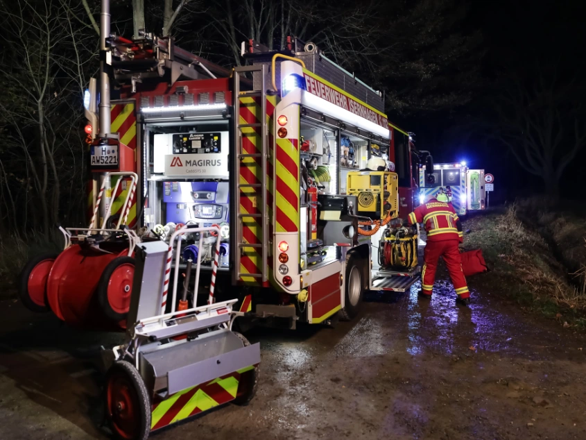 Einsatzsimulation mit eingeklemmter Person an der K114 Schweres technisches Gerät der Feuerwehr