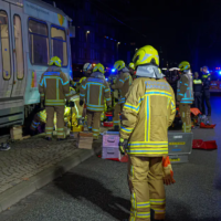 Stadtbahn erfasst Fußgänger – Feuerwehr befreit Eingeklemmten Stadtbahn Unfall