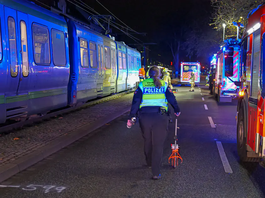 Stadtbahn erfasst Fußgänger – Feuerwehr befreit Eingeklemmten Unfallaufnahme