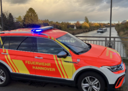 Wasserrettung im Sahlkamp: Passanten ziehen Mann ans Ufer Kommandowagen Berufsfeuerwehr Hannover am Kanal