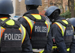 Razzia im Steintor: Polizei geht gegen kriminelle Strukturen vor Razzia mit Polizeikräften