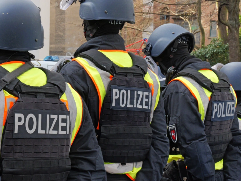 Razzia im Steintor: Polizei geht gegen kriminelle Strukturen vor Razzia mit Polizeikräften