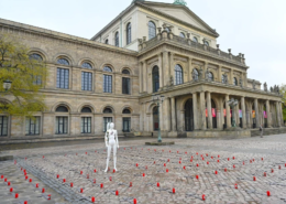 Protest gegen Spiegels geplante Ernennung Erinnerung an die Toten vom Ahrtal vor dem Opernhaus.